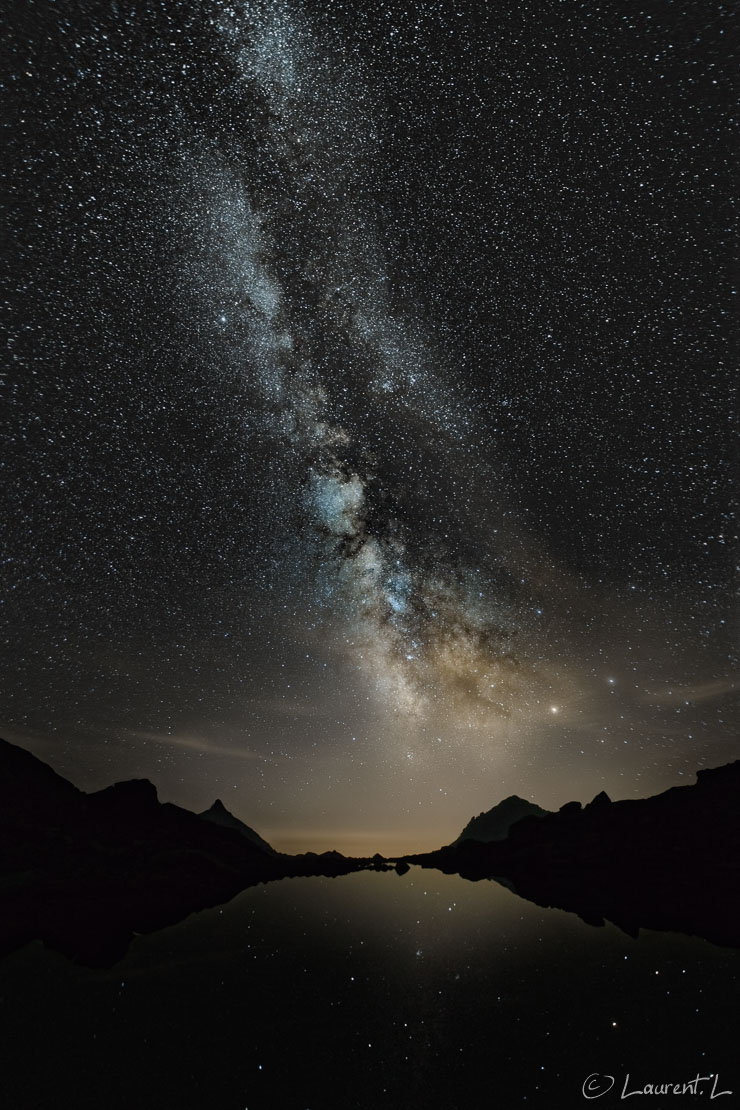 Reflet d'étoiles  |  25,0 s à f/2,8 - 3200 ISO - 15 mm  |  02/09/2016 - 22:02  |  44°6'49" N 7°24'21" E  |  2537 m