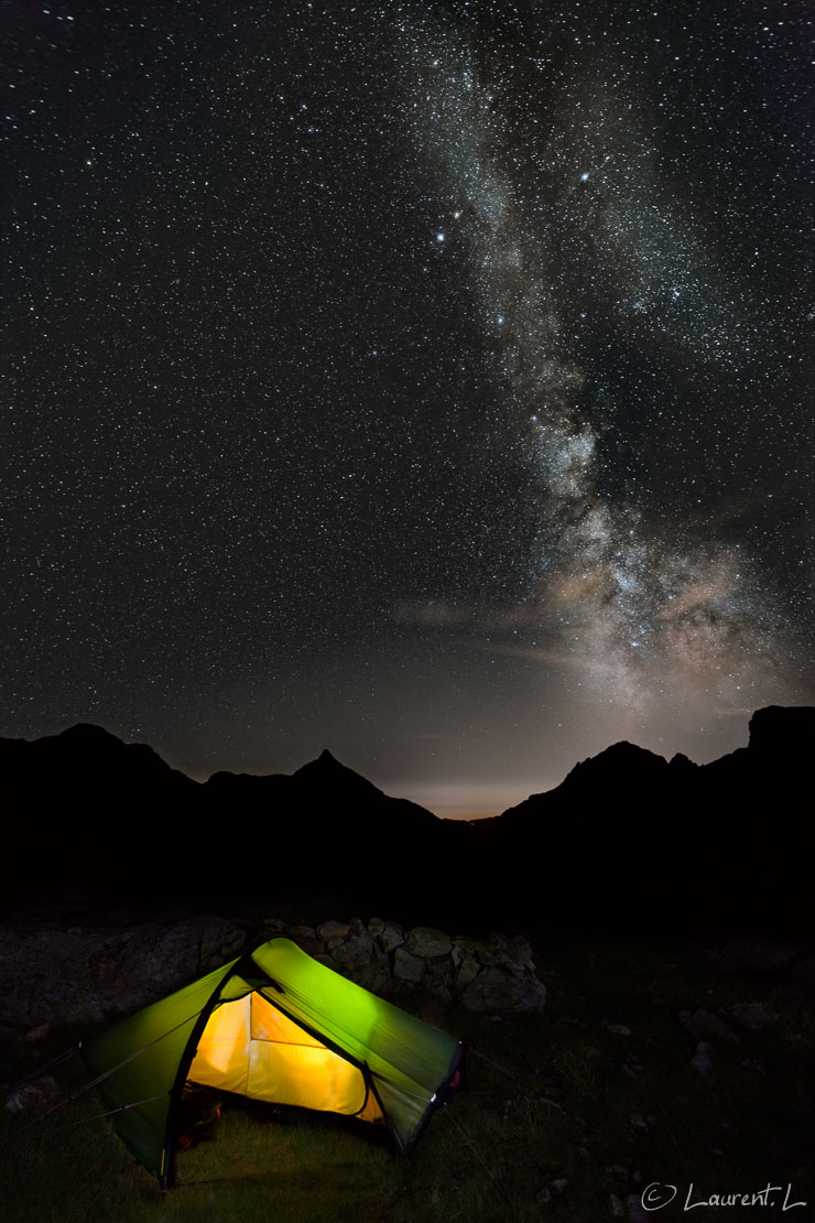 Bivouac sous la Voie Lactée  |  25,0 s à f/2,8 - 3200 ISO - 15 mm  |  02/09/2016 - 23:06  |  44°6'46" N 7°24'24" E  |  2546 m