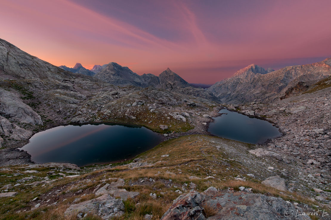 Les lacs du mont Clapier à l'aurore  |  2,5 s à f/8,0 - 100 ISO - 15 mm  |  03/09/2016 - 06:42  |  44°6'51" N 7°24'22" E  |  2563 m