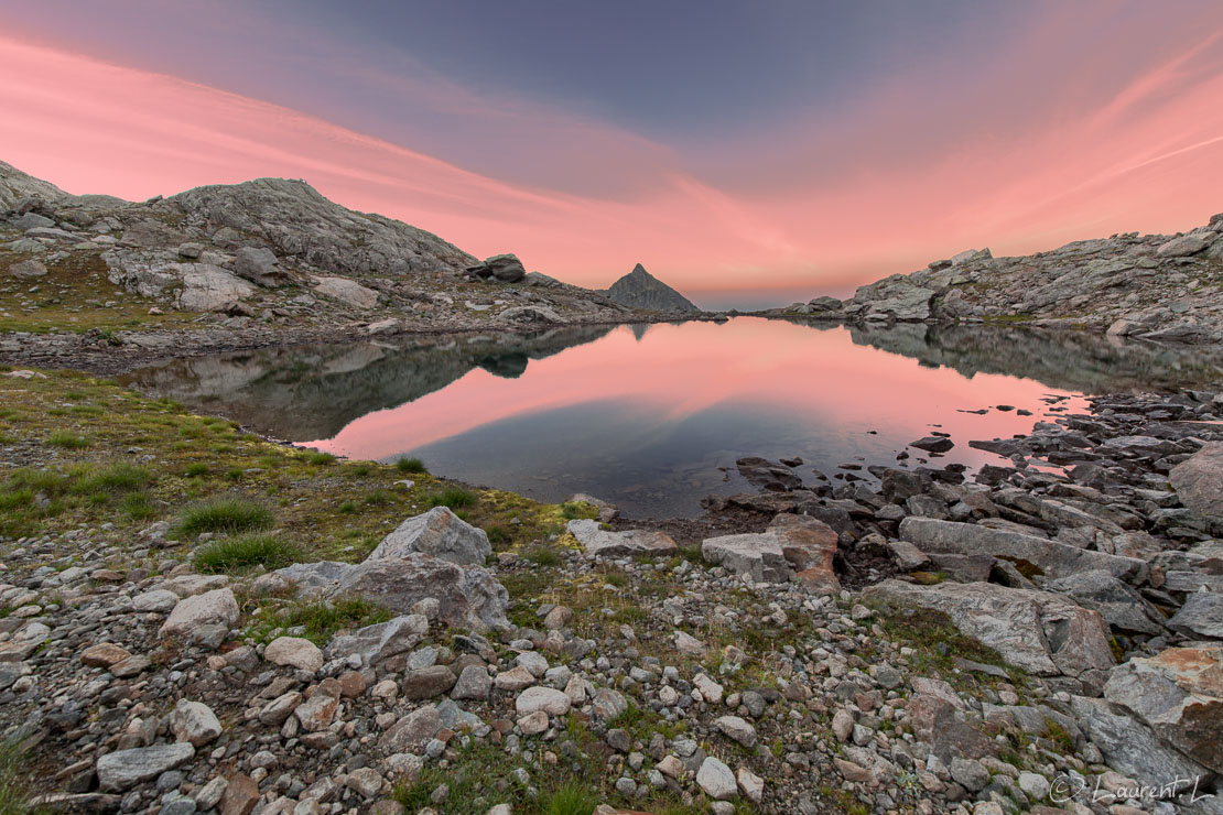 Au pied du lac bas du mont Clapier  |  1/4 s à f/8,0 - 100 ISO - 15 mm  |  03/09/2016 - 06:54  |  44°6'49" N 7°24'21" E  |  2537 m