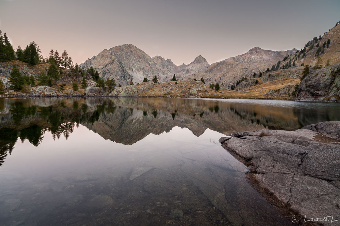 Aurore sur le lac de Trécolpas  |  1,6 s à f/11 - 100 ISO - 21 mm  |  23/09/2012 - 07:10  |  44°6'55" N 7°20'26" E  |  2150 m