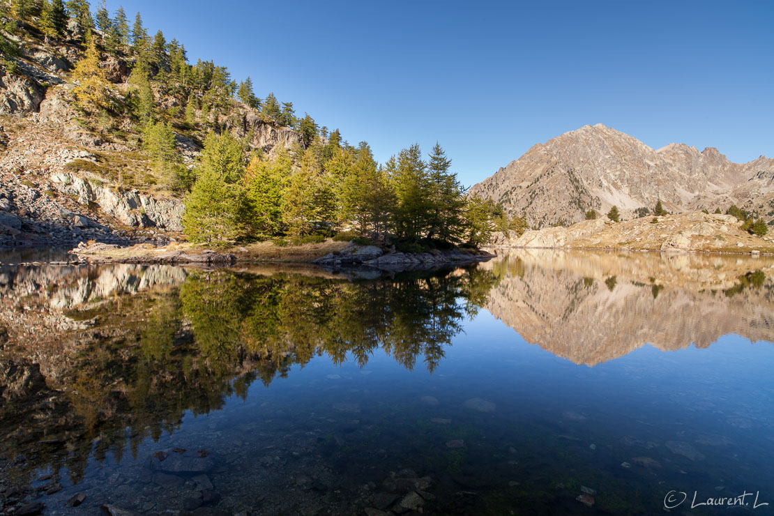 Premiers rayons sur le lac  |  1/8 s à f/11 - 100 ISO - 21 mm  |  23/09/2012 - 08:56  |  44°6'55" N 7°20'29" E  |  2150 m