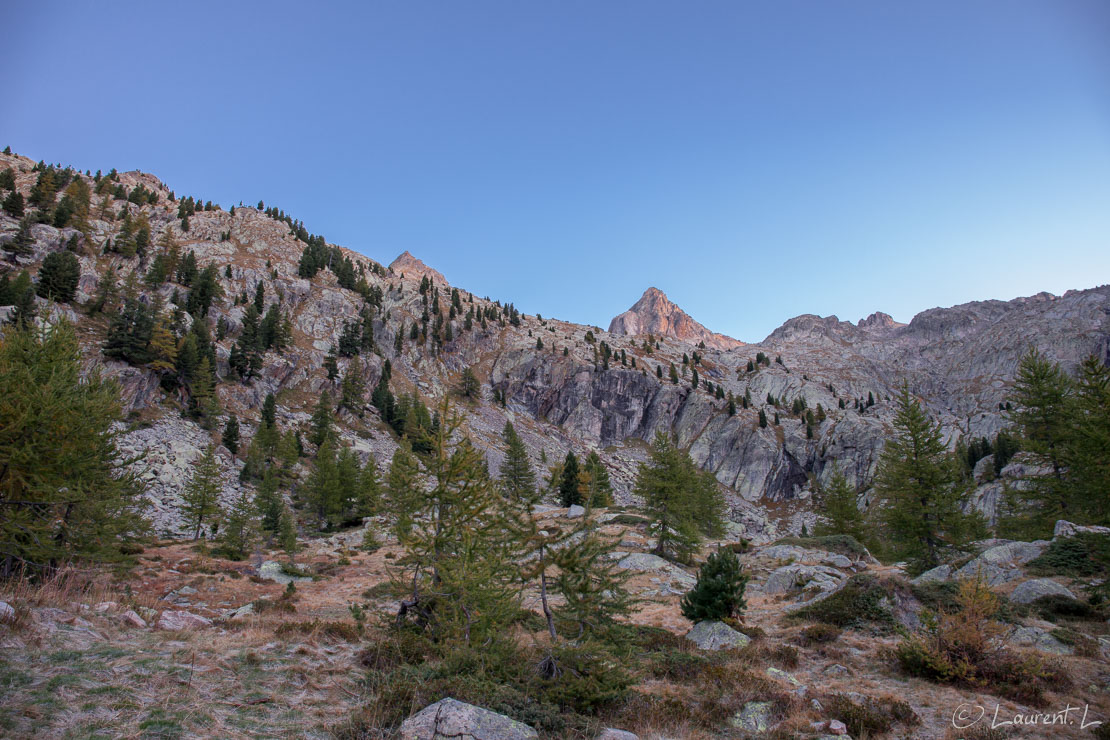 Combe des Sagnes à l'aurore  |  20,0 s à f/9,0 - 100 ISO - 24 mm  |  03/10/2016 - 07:08  |  44°7'36" N 7°19'52" E  |  2115 m