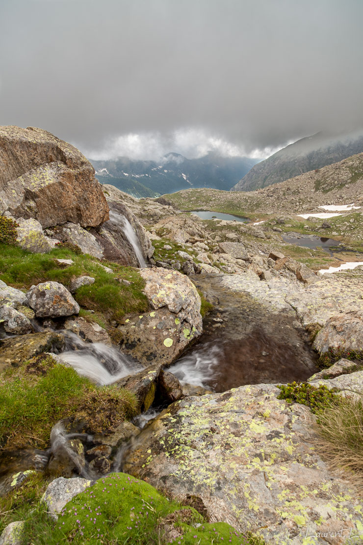 En descendant du lac Cabret  |  1/8 s à f/10 - 100 ISO - 21 mm  |  05/07/2014 - 15:53  |  44°6'36" N 7°22'35" E  |  2410 m