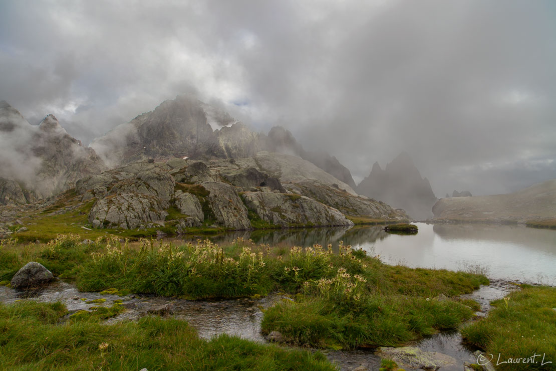 Le voile se lève sur le lac Balaour  |  1/80 s à f/9,0 - 100 ISO - 21 mm  |  16/08/2015 - 17:55  |  44°6'31" N 7°22'22" E  |  2342 m