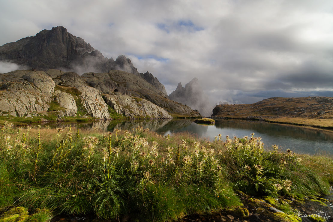 Après la pluie, avant le crépuscule  |  1/40 s à f/9,0 - 100 ISO - 21 mm  |  16/08/2015 - 17:58  |  44°6'31" N 7°22'23" E  |  2342 m