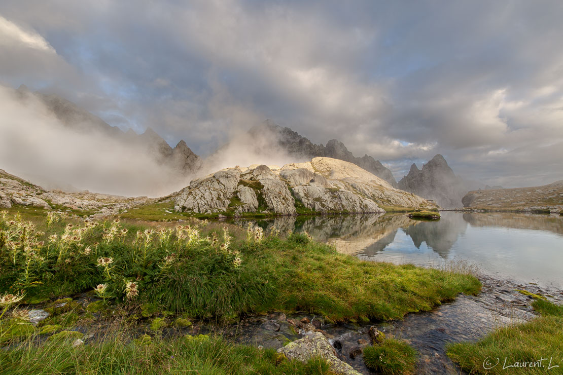 Echarpes nuageuses sur le lac Balaour  |  1/20 s à f/9,0 - 100 ISO - 15 mm  |  16/08/2015 - 19:49  |  44°6'31" N 7°22'22" E  |  2342 m