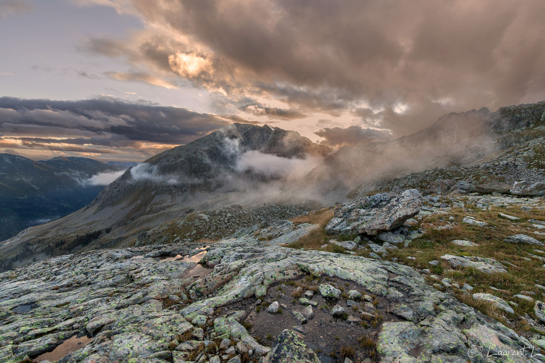 Crépuscule  |  1/15 s à f/9,0 - 100 ISO - 15 mm  |  16/08/2015 - 20:13  |  44°6'26" N 7°22'18" E  |  2355 m