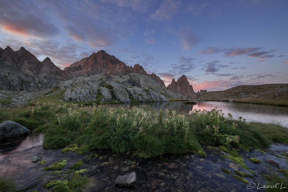 Fraiche aurore sur le lac Balaour  |  0,8 s à f/9,0 - 100 ISO - 15 mm  |  17/08/2015 - 06:30  |  44°6'31" N 7°22'23" E  |  2342 m