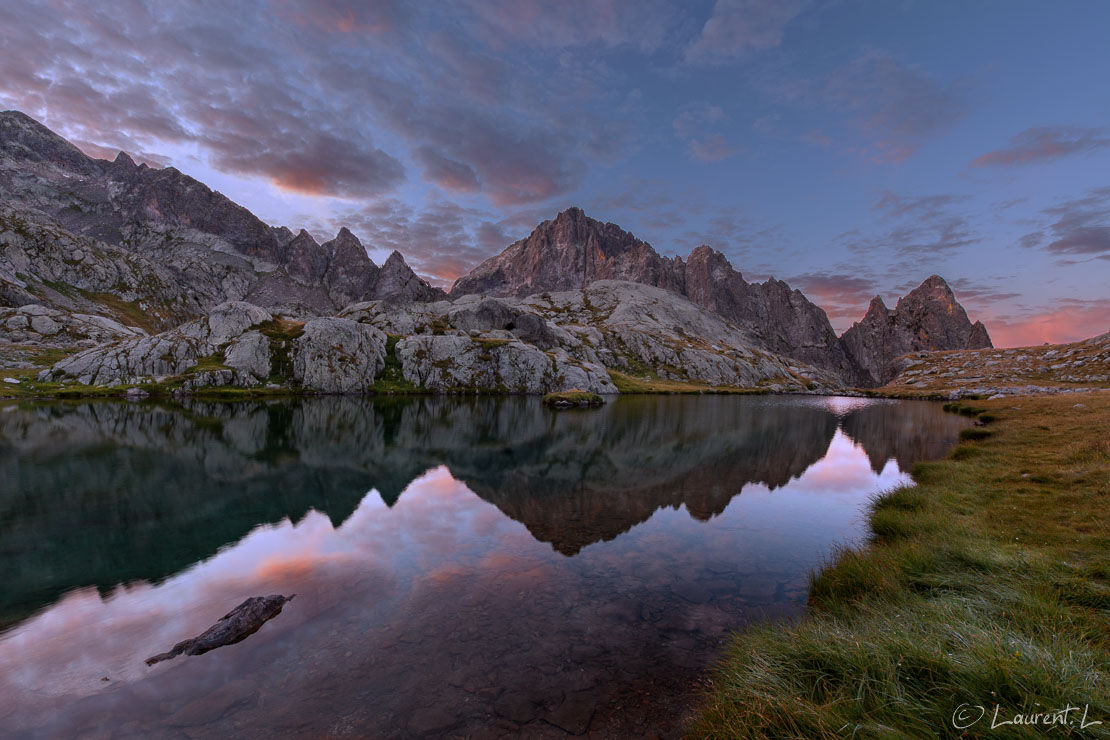 Reflets sur le lac Balaour  |  0,6 s à f/9,0 - 100 ISO - 15 mm  |  17/08/2015 - 06:31  |  44°6'31" N 7°22'21" E  |  2342 m