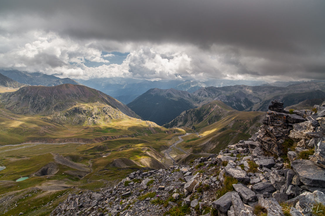 Depuis le pas de la Cavale, la Haute Tinée  |  1/40 s à f/10 - 100 ISO - 21 mm  |  31/08/2013 - 14:13  |  44°21'24" N 6°52'50" E  |  2661 m