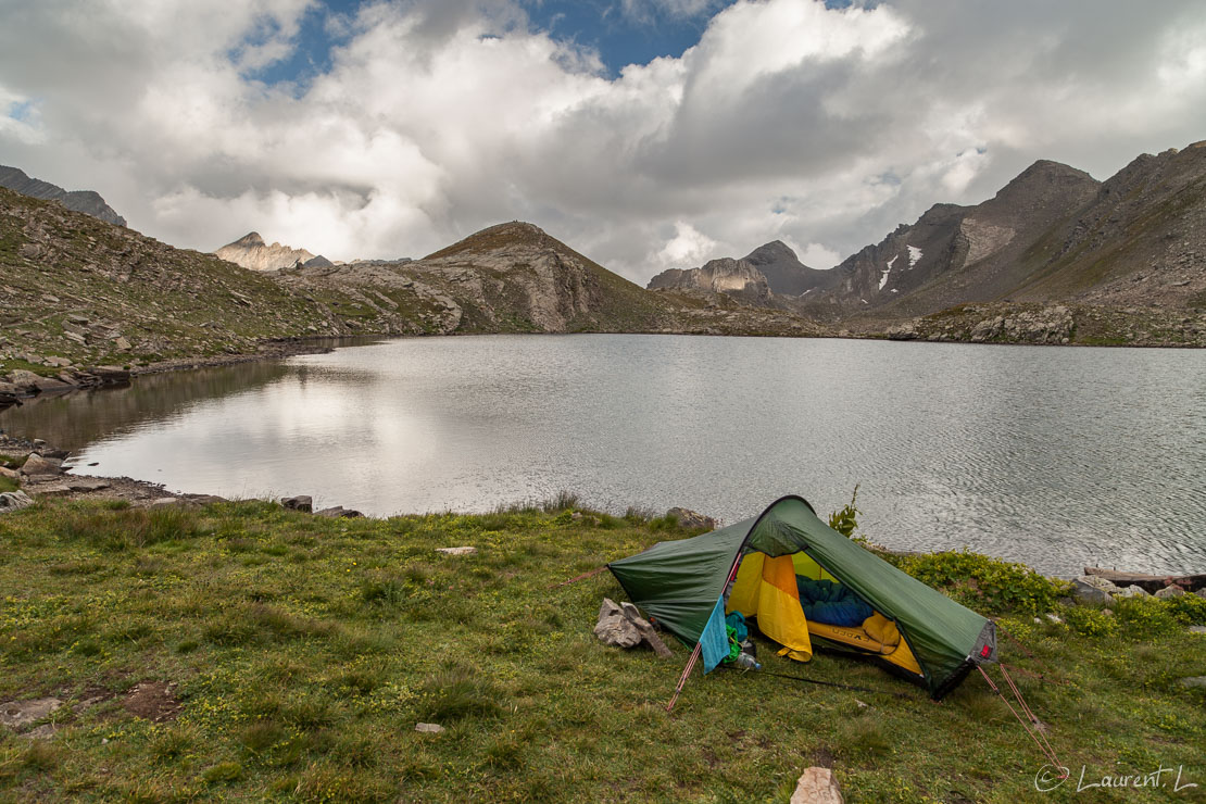 Mon "refuge" au lac des Hommes (2660 m)  |  1/30 s à f/7,1 - 100 ISO - 21 mm  |  31/08/2013 - 18:31  |  44°22'24" N 6°51'45" E  |  2620 m