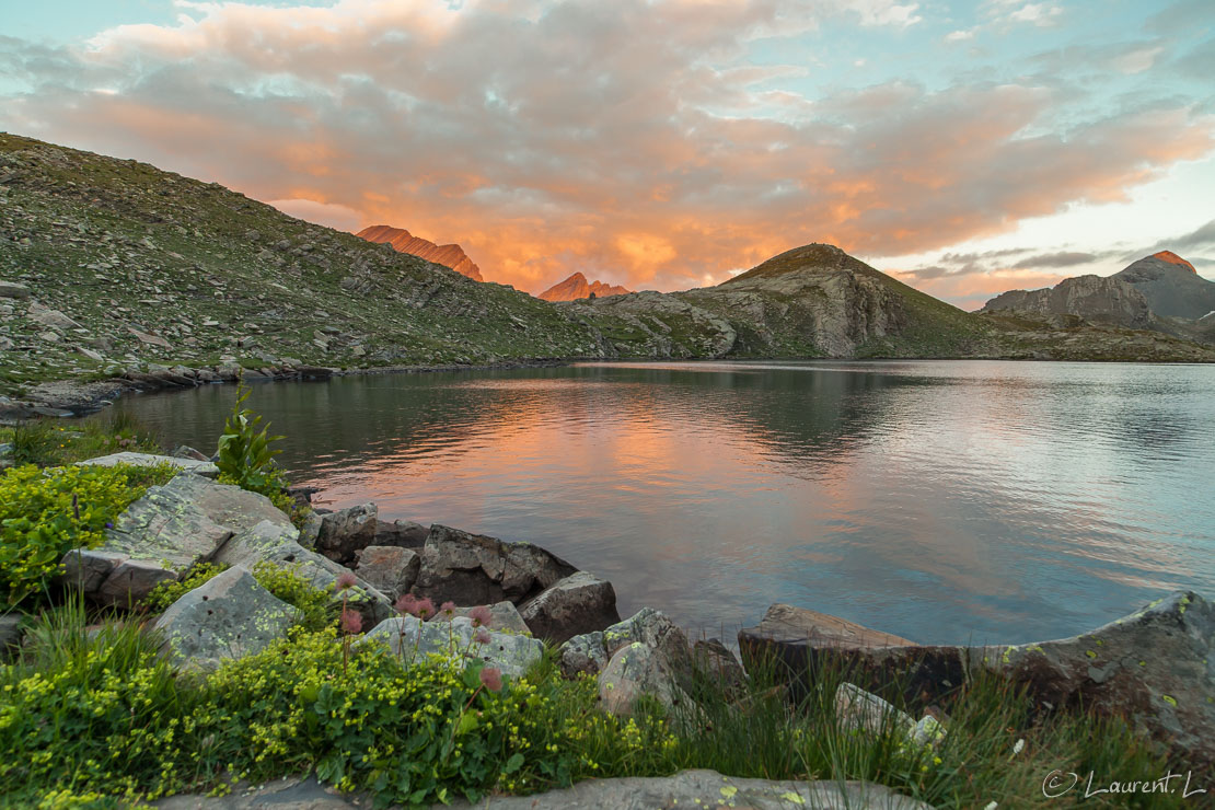 Coucher de soleil sur le lac des Hommes  |  1/30 s à f/6,3 - 320 ISO - 21 mm  |  31/08/2013 - 20:04  |  44°22'24" N 6°51'45" E  |  2620 m