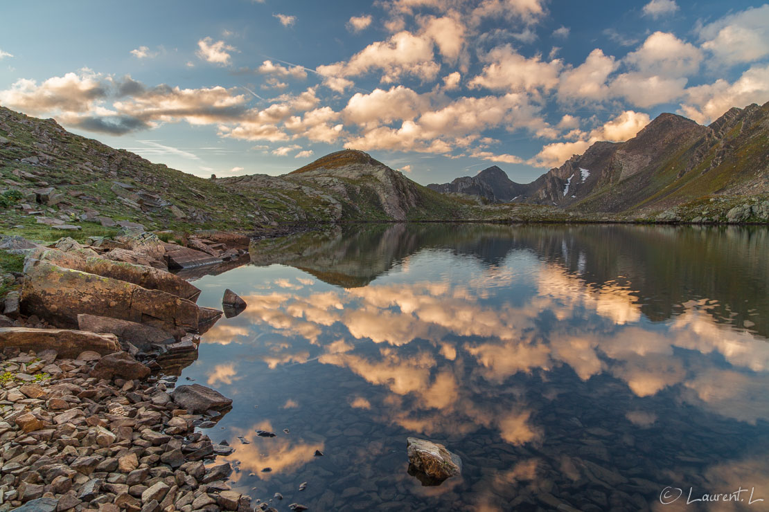 Le soleil se lève sur le lac des Hommes  |  1/4 s à f/11 - 100 ISO - 21 mm  |  01/09/2013 - 07:19  |  44°22'23" N 6°51'47" E  |  2620 m