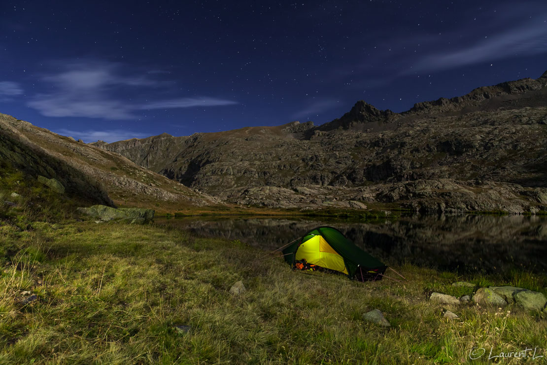 Bivouac au lac de Fourchas  |  30,0 s à f/5,6 - 1600 ISO - 21 mm  |  06/09/2014 - 21:15  |  44°18'35" N 6°56'45" E  |  2468 m