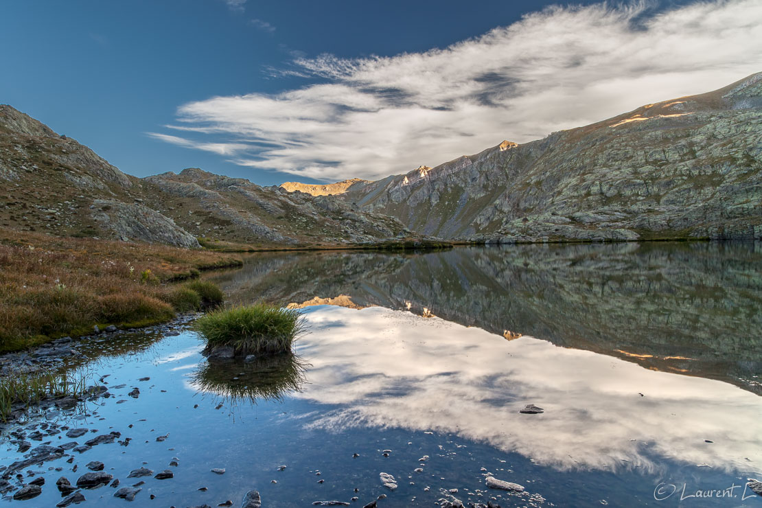 Aurore sur le lac de Fourchas  |  1/6 s à f/13 - 100 ISO - 21 mm  |  07/09/2014 - 08:25  |  44°18'33" N 6°56'47" E  |  2468 m