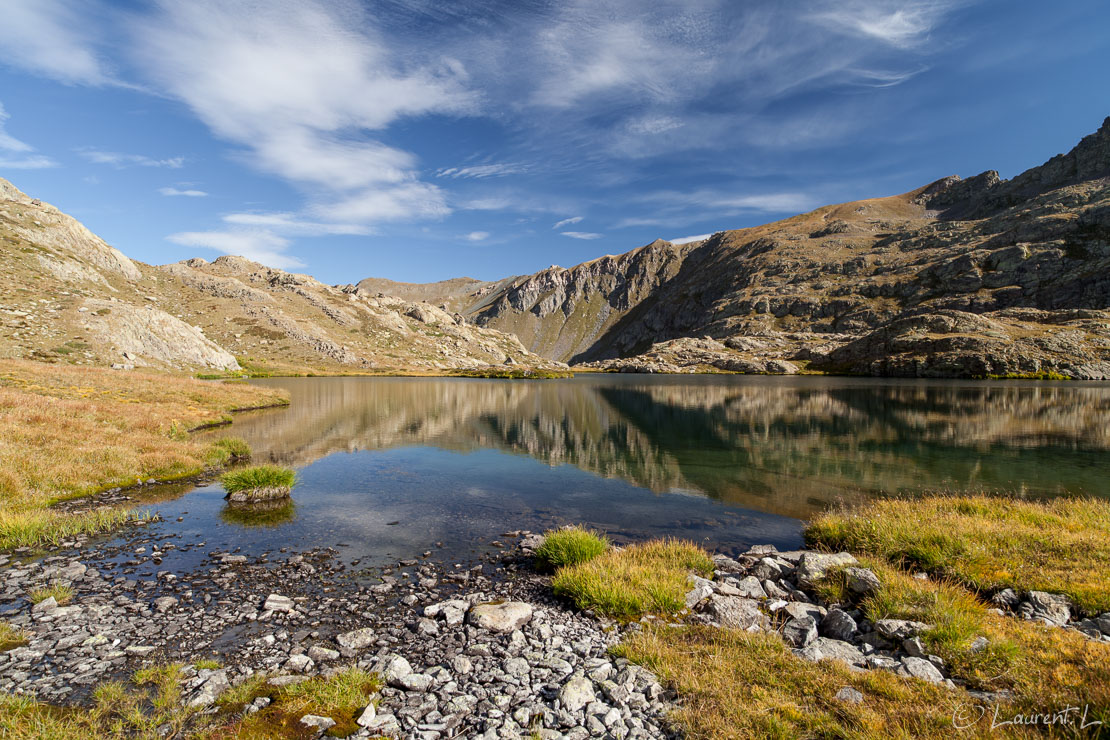 Petit matin d'été au lac de Fourchas  |  1/30 s à f/6,3 - 100 ISO - 21 mm  |  07/09/2014 - 09:46  |  44°18'33" N 6°56'47" E  |  2469 m