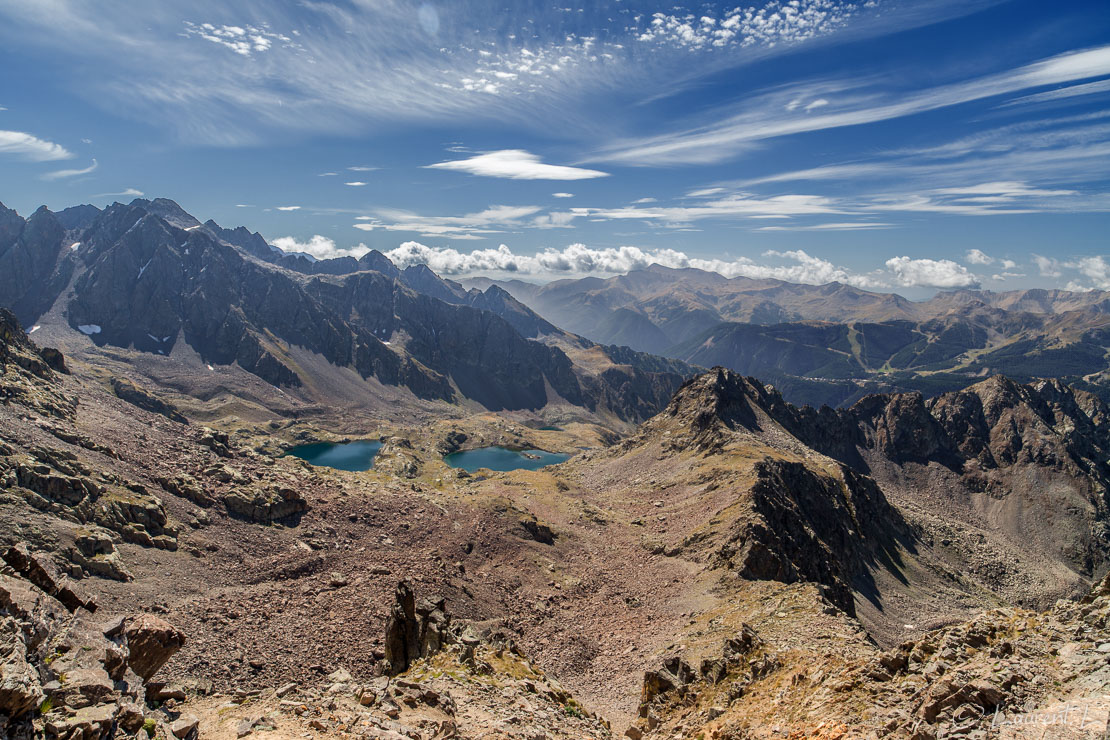 Depuis la Brèche Borgonio, les lacs de Ténibre  |  1/30 s à f/10 - 100 ISO - 21 mm  |  07/09/2014 - 11:41  |  44°17'53" N 6°57'9" E  |  2904 m