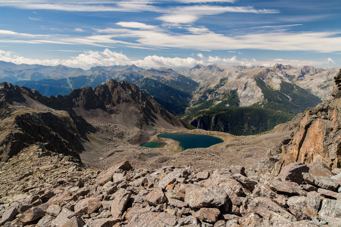 Depuis la crête de Marie, les lacs Marie  |  1/30 s à f/10 - 100 ISO - 21 mm  |  07/09/2014 - 12:05  |  44°17'49" N 6°57'7" E  |  2829 m