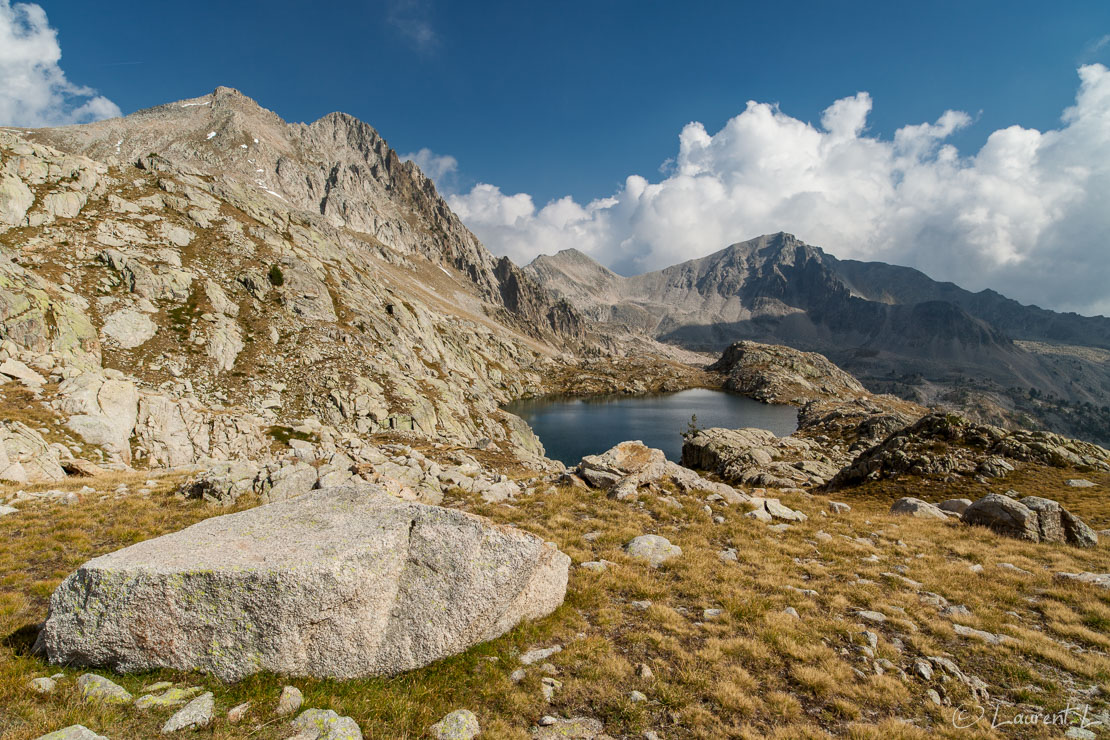 Baisse du lac Nègre vers le lac des Bresses inférieur  |  1/80 s à f/8,0 - 100 ISO - 21 mm  |  08/09/2012 - 16:15  |  44°9'34" N 7°14'24" E  |  2496 m