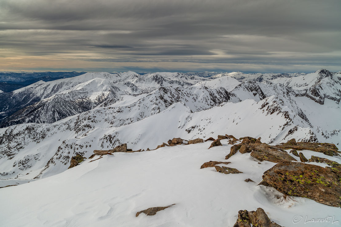 Du sommet, vers l'Ouest  |  1/100 s à f/9,0 - 100 ISO - 21 mm  |  27/01/2013 - 13:18  |  44°8'39" N 7°17'43" E  |  2783 m
