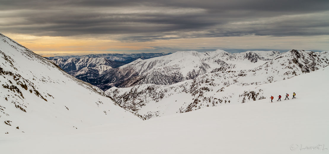 Dans la descente, une cordée  |  1/100 s à f/9,0 - 100 ISO - 21 mm  |  27/01/2013 - 13:49  |  44°8'33" N 7°17'44" E  |  2680 m