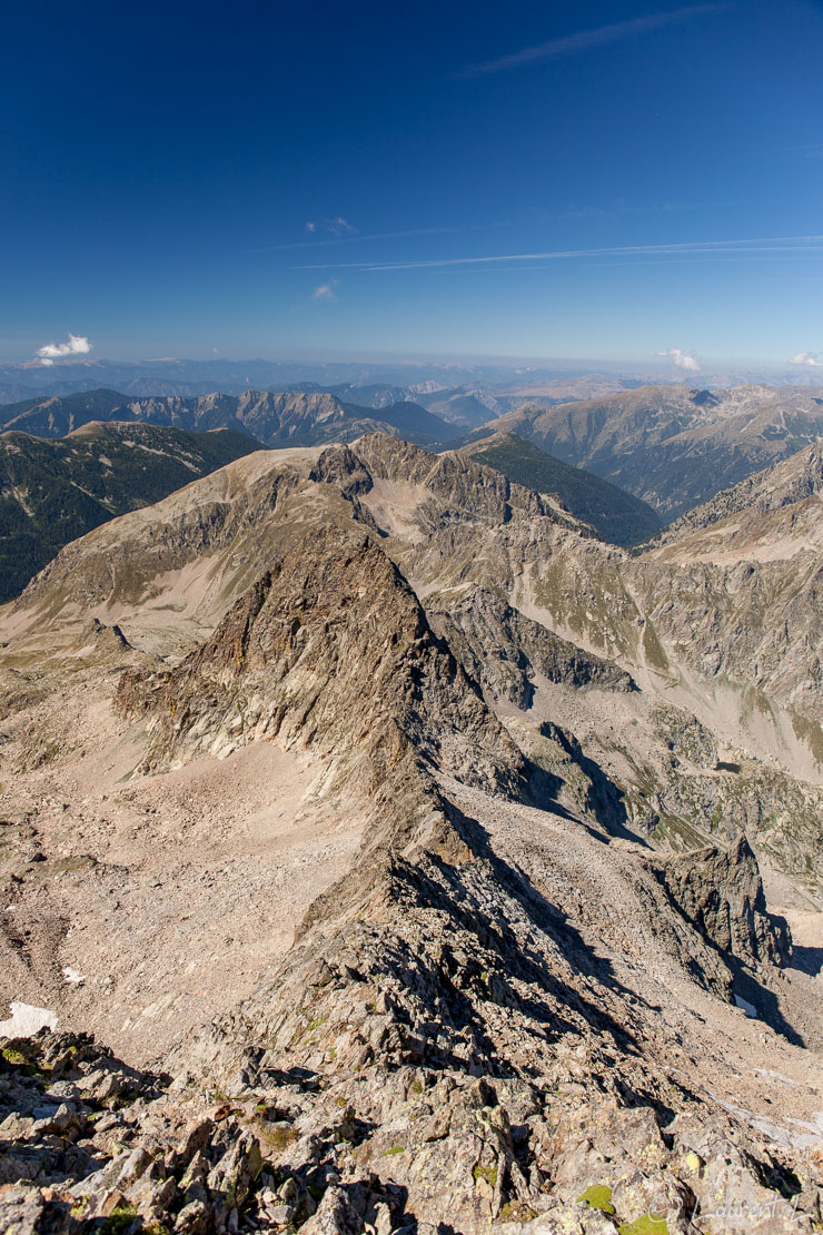 Un pied en France, un pied en Italie (crête ouest du Gélas)  |  1/60 s à f/7,1 - 100 ISO - 26 mm  |  15/08/2016 - 11:03  |  44°7'21" N 7°22'58" E  |  3080 m