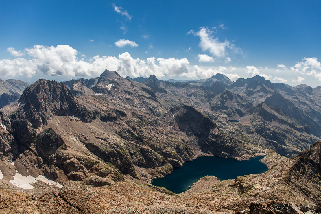 Le lac long depuis le sommet du Gélas  |  1/125 s à f/7,1 - 100 ISO - 24 mm  |  15/08/2016 - 11:36  |  44°7'22" N 7°23'3" E  |  3143 m