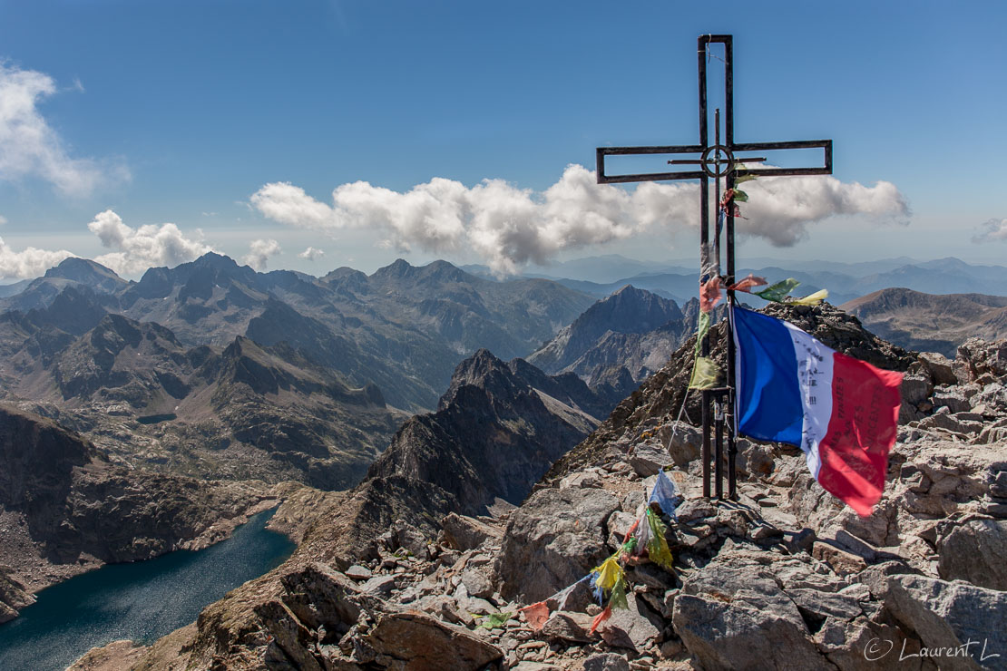 Croix du sommet du Gélas  |  1/125 s à f/7,1 - 100 ISO - 24 mm  |  15/08/2016 - 11:41  |  44°7'22" N 7°23'3" E  |  3143 m