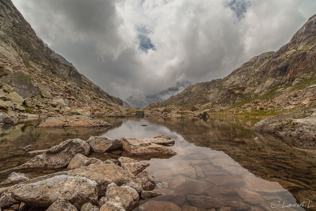 Au lac Niré, le temps se couvre  |  1/50 s à f/9,0 - 100 ISO - 21 mm  |  24/06/2012 - 15:43  |  44°6'2" N 7°25'0" E  |  2382 m