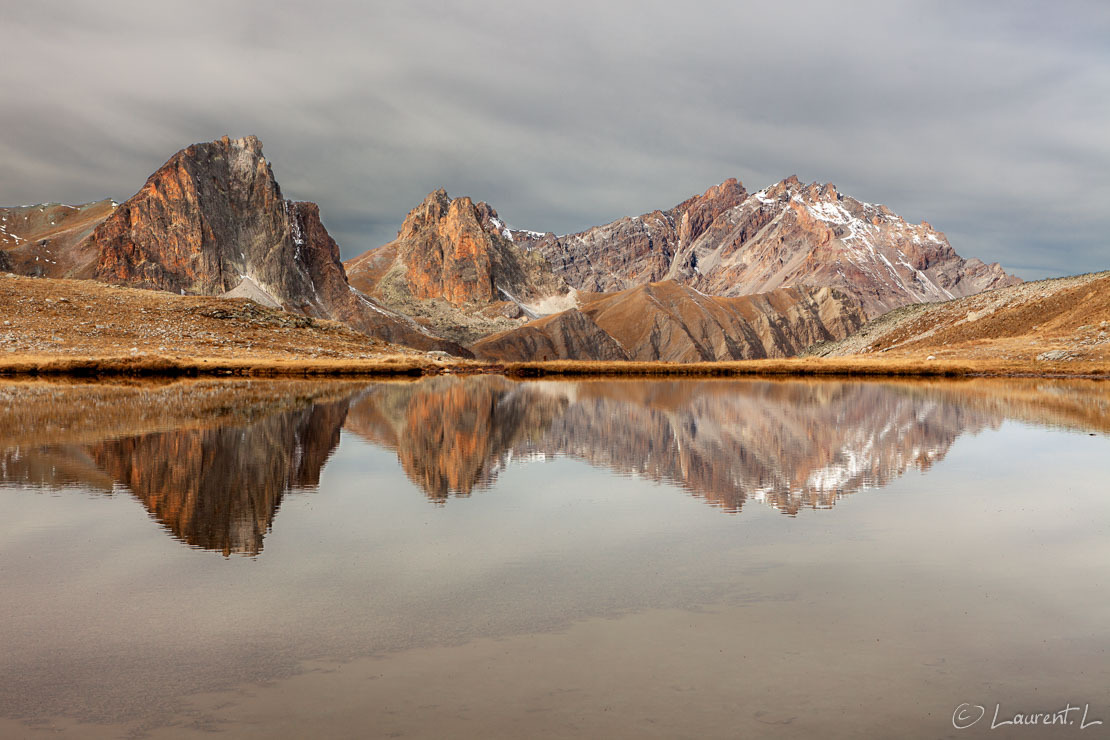 Reflet sur le lac du Roure inférieur  |  1/60 s à f/9,0 - 100 ISO - 54 mm  |  24/10/2015 - 12:25  |  44°33'51" N 6°53'11" E  |  2558 m