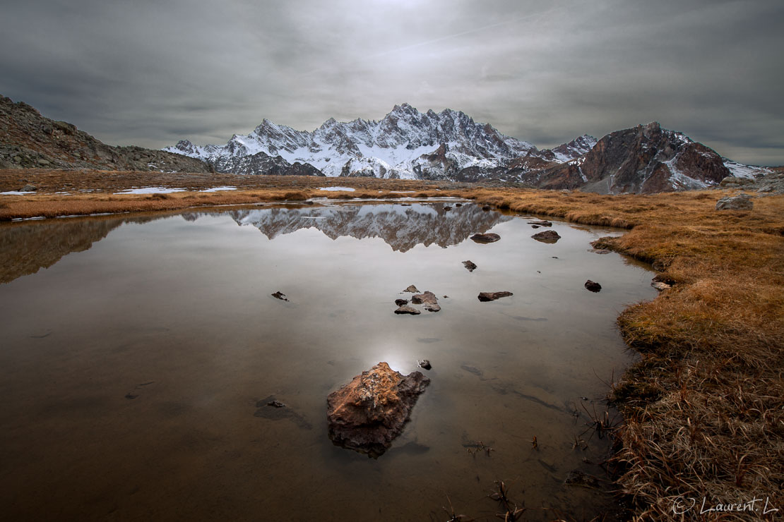 Sur le plateau de Tuissier, les Aiguilles de Chambeyron  |  1/250 s à f/9,0 - 100 ISO - 15 mm  |  24/10/2015 - 14:34  |  44°34'44" N 6°52'33" E  |  2632 m