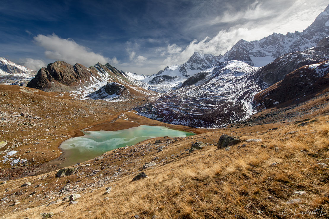 Au-dessus des lacs de Marinet  |  1/320 s à f/9,0 - 100 ISO - 15 mm  |  26/10/2015 - 13:33  |  44°33'50" N 6°51'40" E  |  2583 m