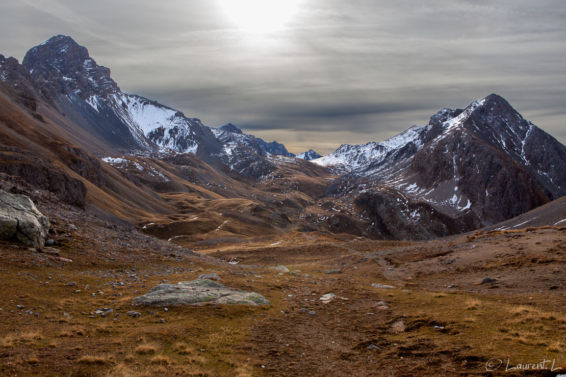 Depuis le col de la Gypière, le vallon de l'Orrenaye  |  1/125 s à f/7,1 - 100 ISO - 35 mm  |  25/10/2015 - 09:57  |  44°26'58" N 6°53'56" E  |  2482 m
