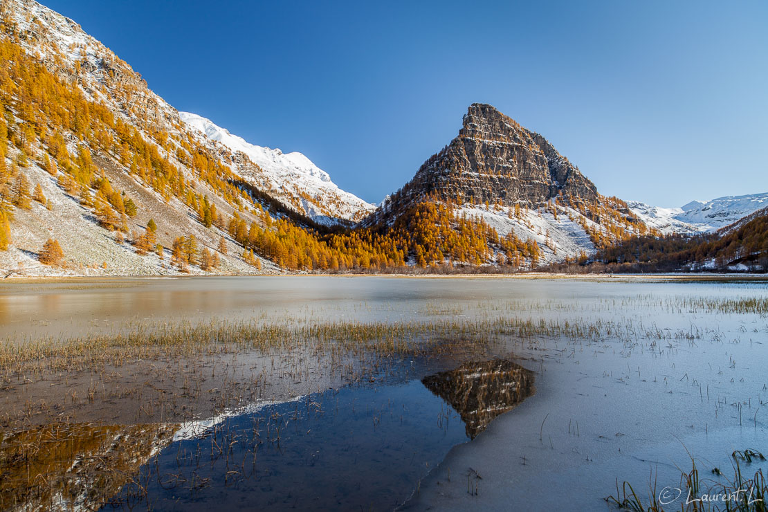 Reflet de la Tour des Sagnes  |  1/30 s à f/8,0 - 100 ISO - 21 mm  |  26/10/2011 - 16:15  |  44°23'13" N 6°49'56" E  |  1900 m