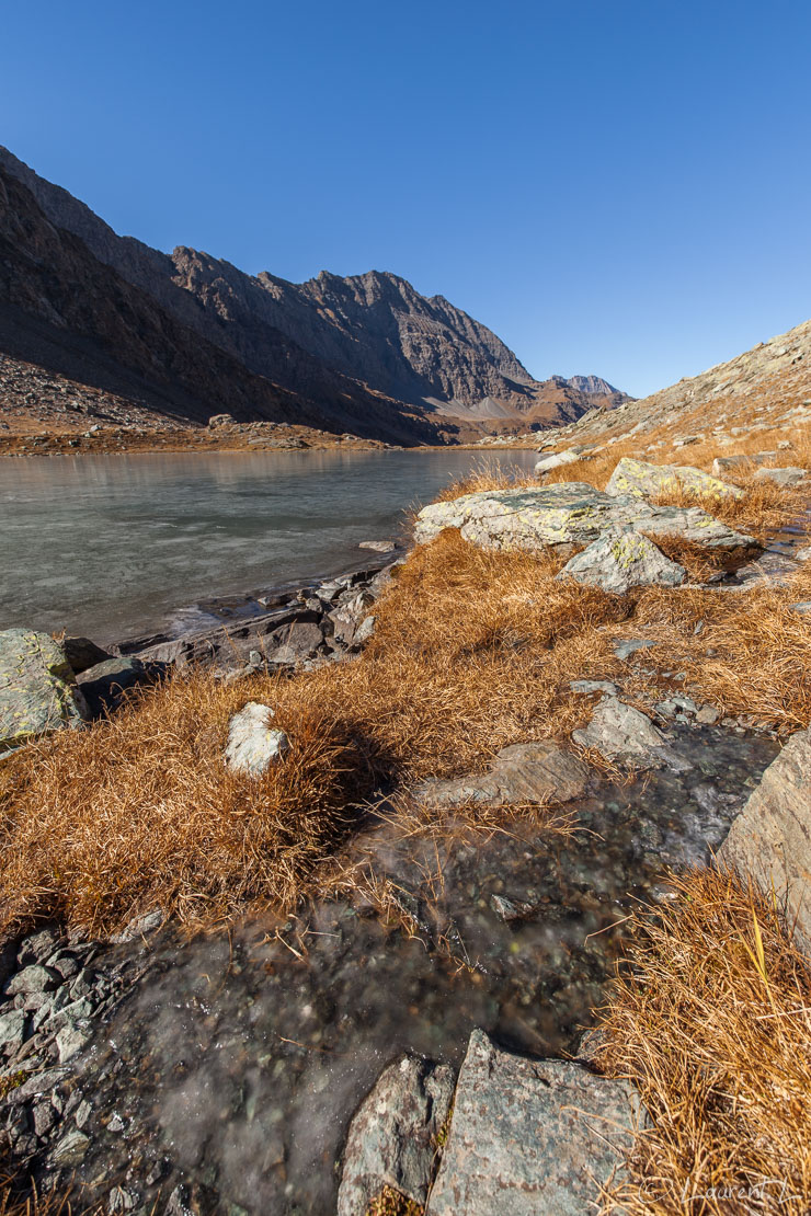 Lac Lestio sous un froid automnal  |  1/80 s à f/9,0 - 100 ISO - 15 mm  |  31/10/2017 - 11:18  |  44°41'15" N 7°3'59" E  |  2513 m