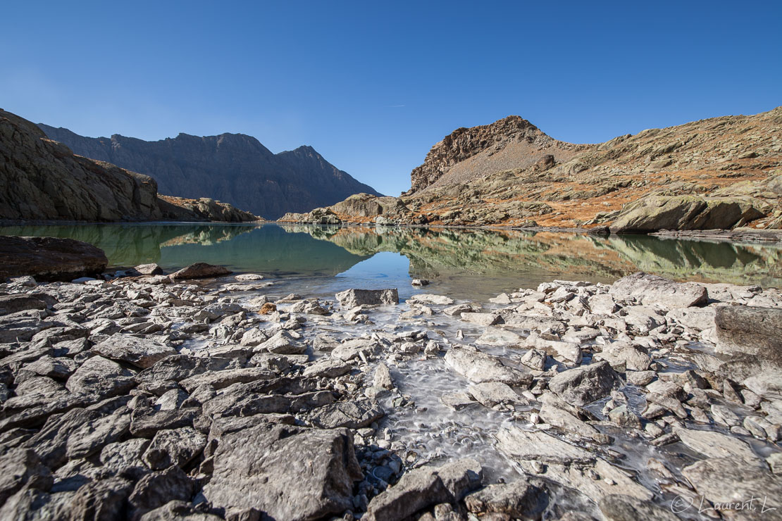 Le miroir du lac Porcerioles  |  1/80 s à f/9,0 - 100 ISO - 15 mm  |  31/10/2017 - 12:28  |  44°41'41" N 7°3'53" E  |  2635 m