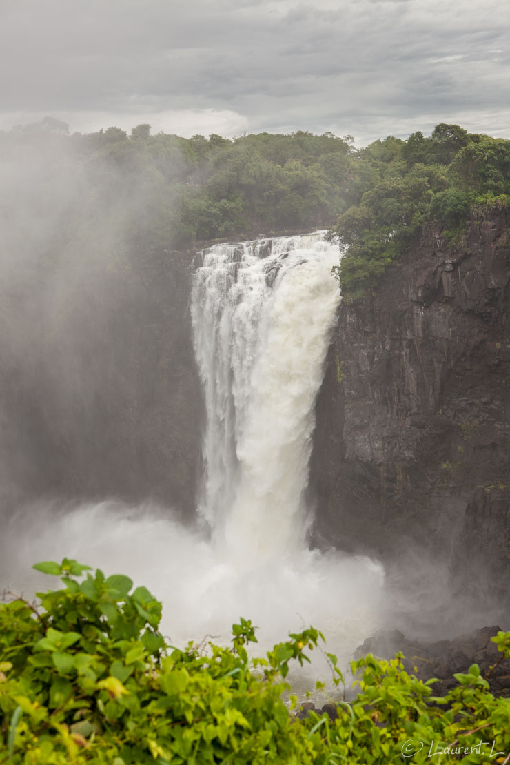 Devil's Cataract (Victoria Falls)  |  1/100 s à f/5,6 - 100 ISO - 51 mm  |  01/01/2011 - 12:24  |  17°55'27" S 25°50'58" E  |  898 m