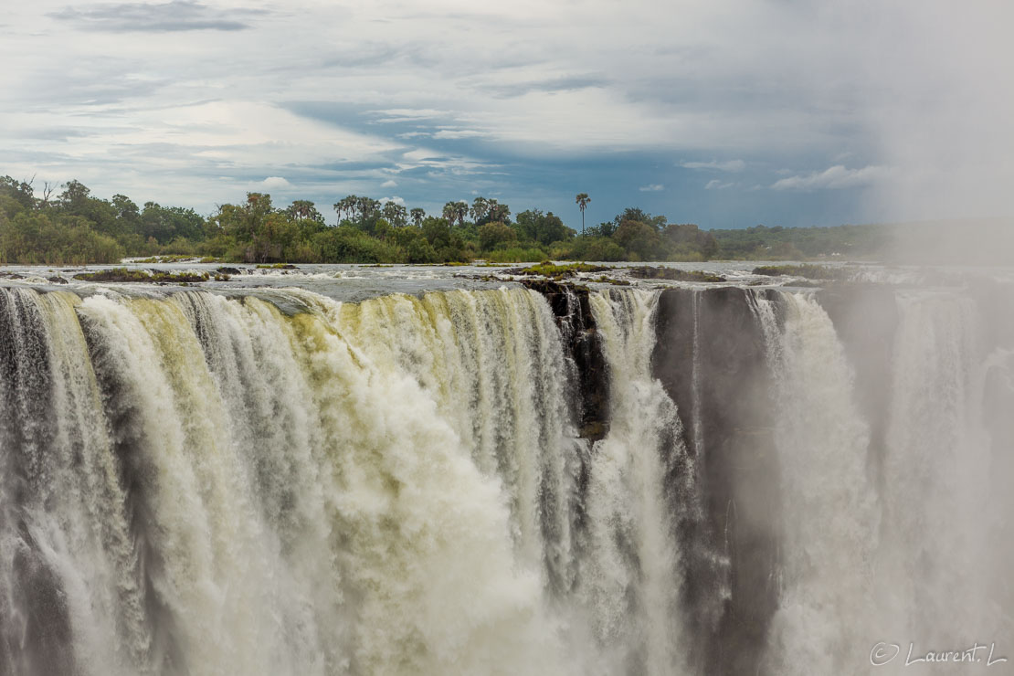 Main Falls : le vertige  (Victoria Falls)  |  1/125 s à f/5,6 - 100 ISO - 70 mm  |  01/01/2011 - 12:29  |  17°55'27" S 25°51'1" E  |  898 m