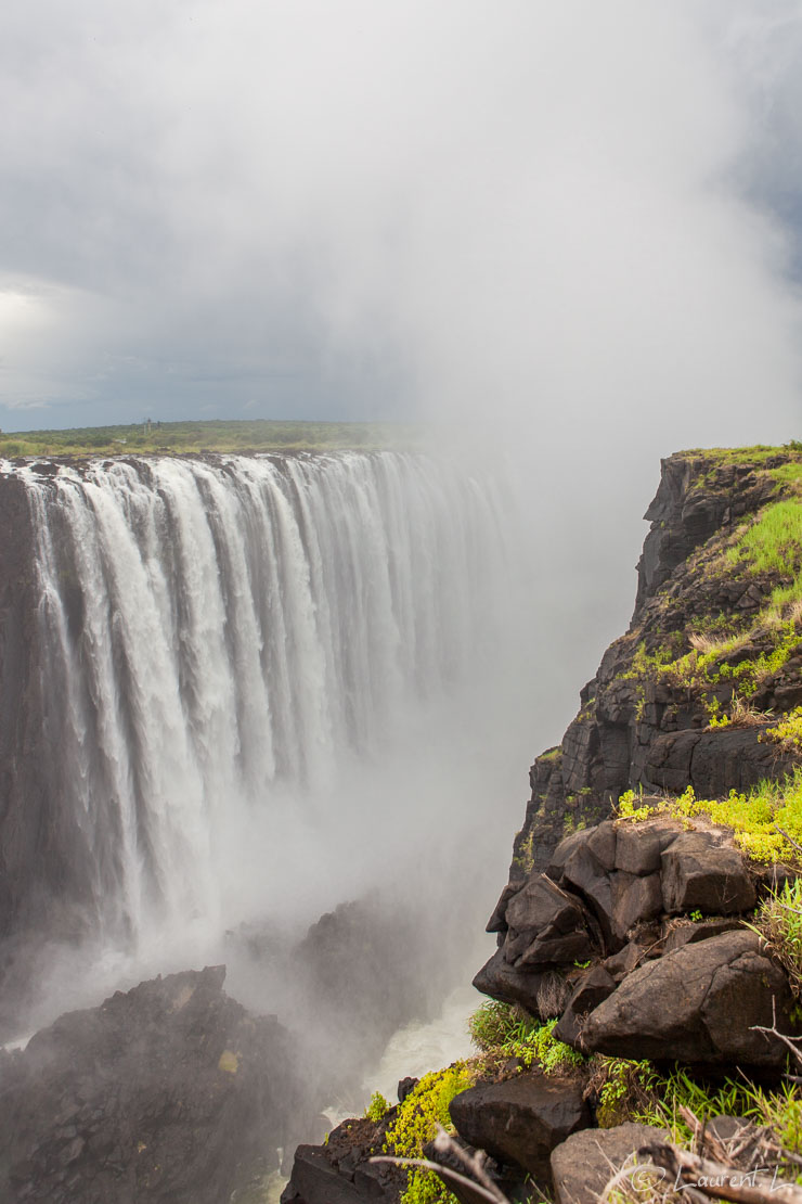 Rainbow Falls : le fracas (Victoria Falls)  |  1/100 s à f/6,3 - 100 ISO - 24 mm  |  01/01/2011 - 12:55  |  17°55'31" S 25°51'18" E  |  893 m