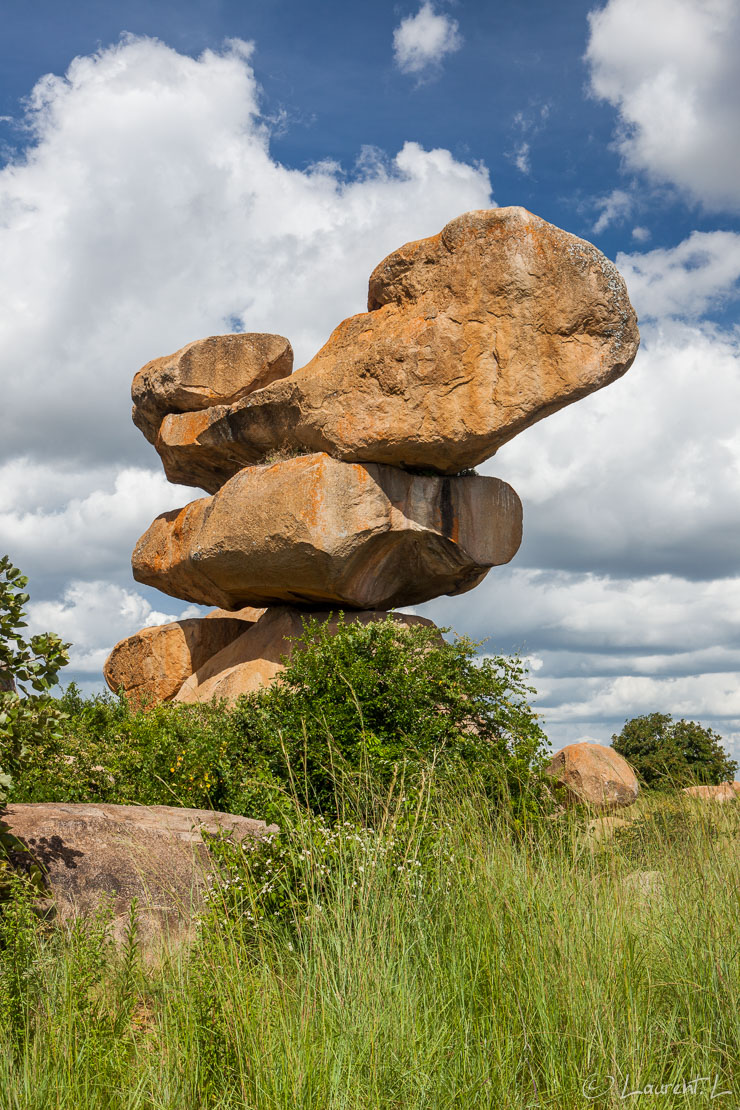 Epworth Balancing Rocks (1)  |  1/125 s à f/8,0 - 100 ISO - 48 mm  |  05/01/2011 - 14:45  |  17°53'13" S 31°7'51" E  |   m