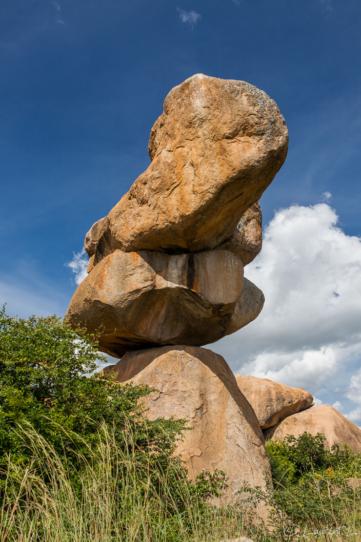 Epworth Balancing Rocks (2)  |  1/100 s à f/8,0 - 100 ISO - 34 mm  |  05/01/2011 - 14:46  |  17°53'13" S 31°7'51" E  |   m