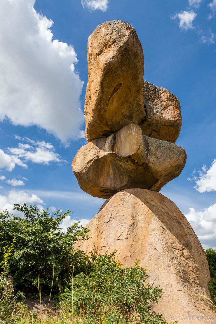 Epworth Balancing Rocks (3)  |  1/60 s à f/8,0 - 100 ISO - 24 mm  |  05/01/2011 - 14:46  |  17°53'13" S 31°7'51" E  |   m