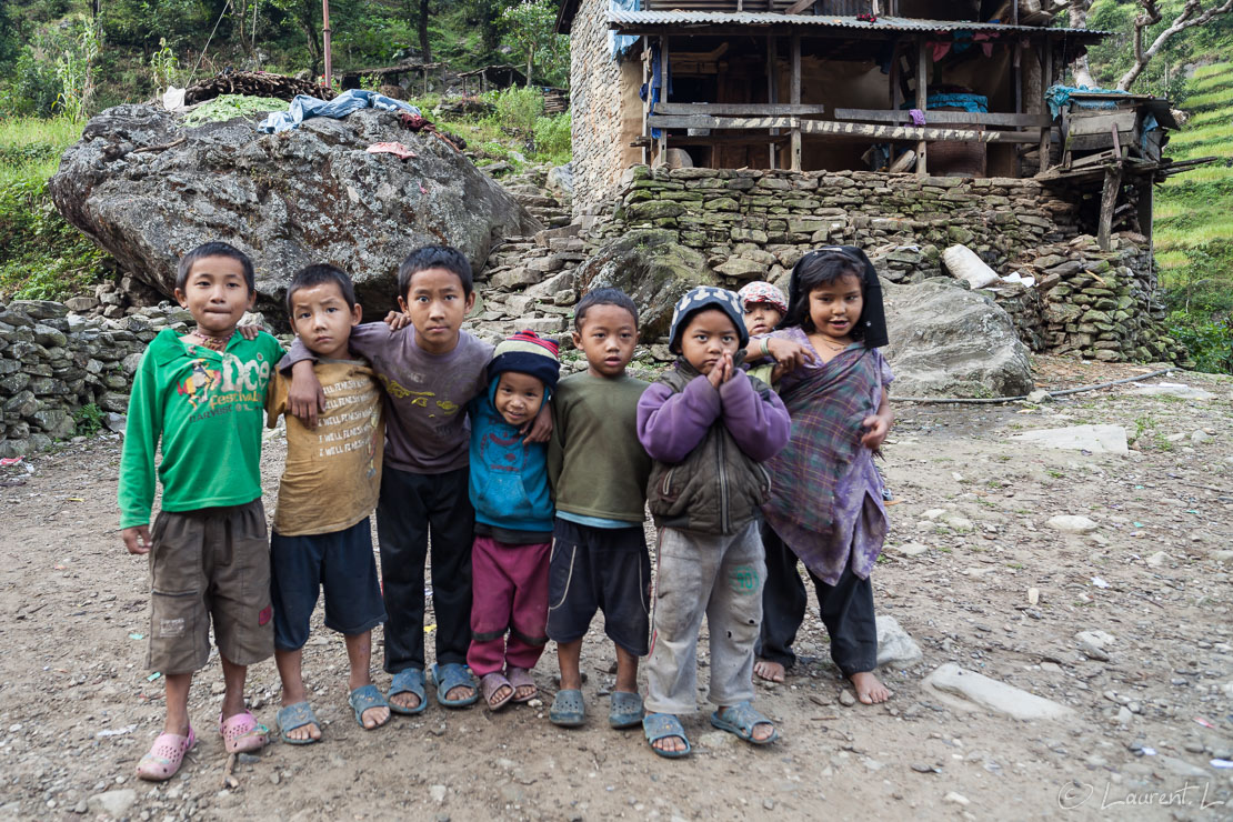 Enfants Gurung (ethnie népalaise)  |  1/20 s à f/4,0 - 100 ISO - 21 mm  |  25/10/2013 - 07:51  |  28°11'1" N 84°52'40" E  |  822 m