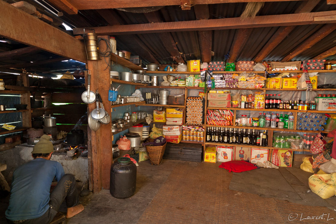 Epicerie de Yuru Khola  |  1/25 s à f/6,3 - 1250 ISO - 21 mm  |  26/10/2013 - 11:56  |  28°19'38" N 84°54'29" E  |  1300 m