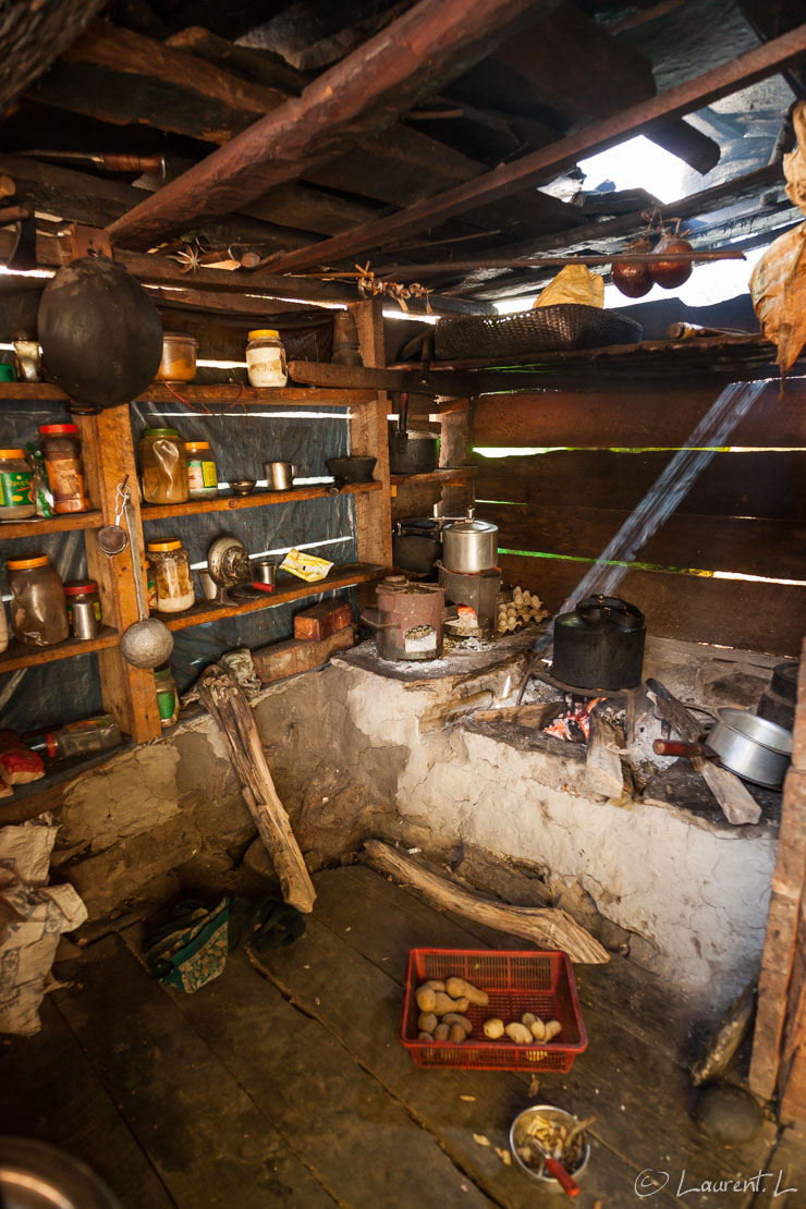 Cuisine à Yuru Khola  |  1/25 s à f/4,0 - 1250 ISO - 21 mm  |  26/10/2013 - 11:58  |  28°19'38" N 84°54'29" E  |  1300 m