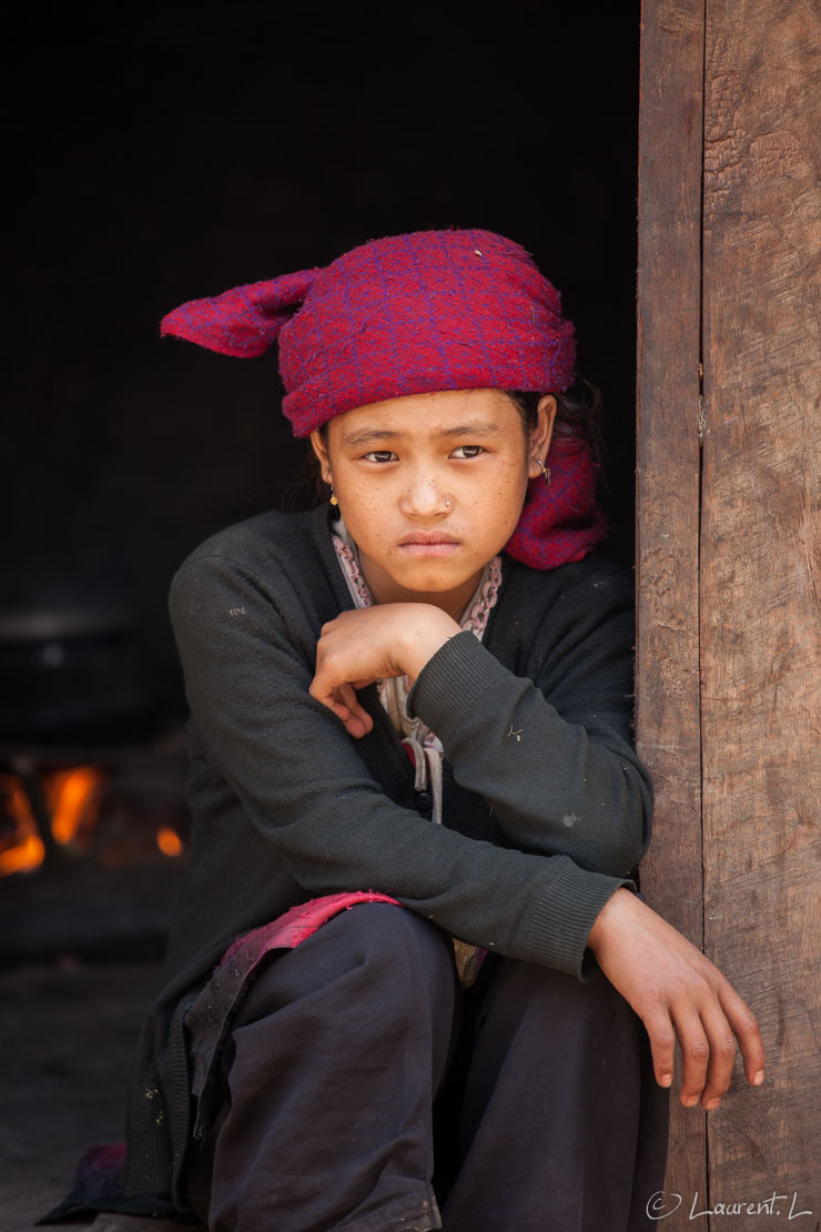 Jeune népalaise  |  1/25 s à f/4,0 - 100 ISO - 200 mm  |  26/10/2013 - 12:18  |  28°19'38" N 84°54'29" E  |  1300 m