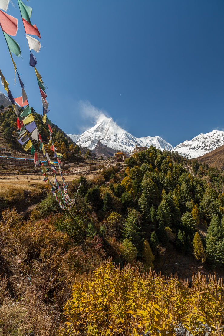 Manaslu et drapeau à prières  |  1/40 s à f/9,0 - 100 ISO - 21 mm  |  29/10/2013 - 11:56  |  28°34'32" N 84°41'54" E  |  3212 m