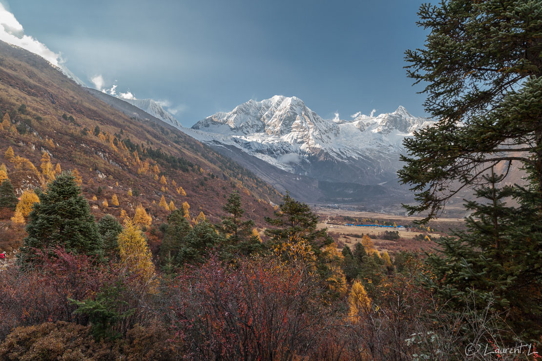 Au loin, Sama Gompa (3550 m)  |  1/20 s à f/7,1 - 100 ISO - 21 mm  |  29/10/2013 - 15:39  |  28°34'25" N 84°39'37" E  |  3563 m