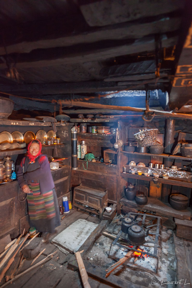 Pièce de vie d'une maison de Sama Gompa  |  1,0 s à f/2,8 - 3200 ISO - 21 mm  |  30/10/2013 - 15:30  |  28°35'2" N 84°38'44" E  |  3530 m